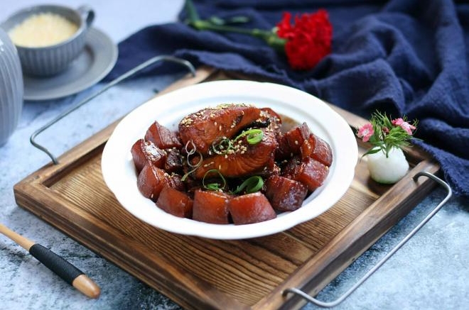 五花肉炖大马哈鱼