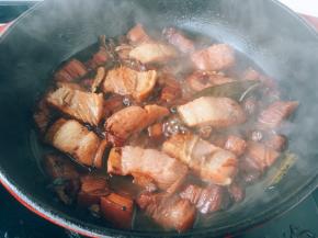 香香的很下饭的五花肉和大马哈鱼炖好了。