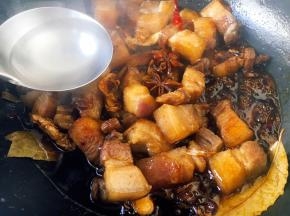 烹入50g的米酒。