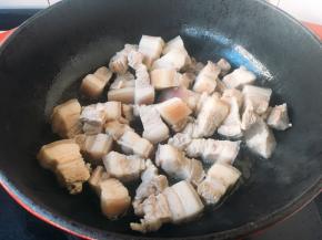 锅热放入少许的油，放入五花肉煎制。