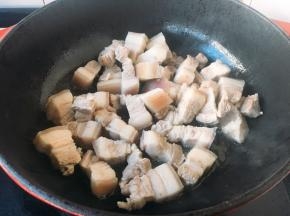 锅热放入少许的油，放入五花肉煎制。