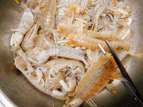 将皮皮虾洗净，用剪刀剪去边角