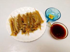 全部弄好，姜切末，酱汁配料：蚝油，番茄酱，甜辣酱 ，料酒 ，清水调制而成