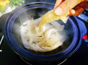 依次放入皮皮虾