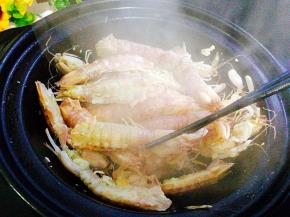 煎至皮皮虾色变红，翻面