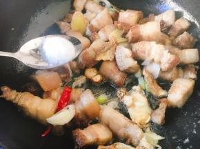 放入2勺白糖，翻炒均匀。