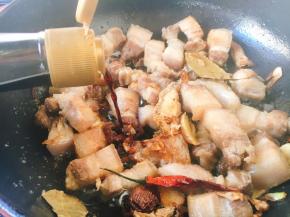 放入3勺的酱油。