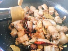 放入3勺的酱油。