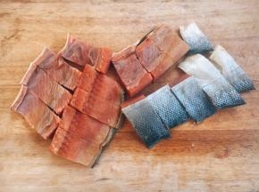 将其鱼鳞刮去，切成小块。