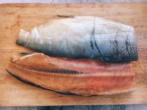 取其中的一片鱼。 炖制大马哈鱼的量可随个人喜欢放，因为是腌制的咸鱼，建议一次放得量不要太多。