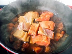 把大马哈鱼放在炖五花肉的锅里，改大火炖制15分钟左右。