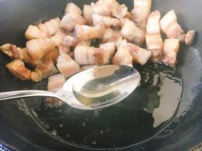 用小勺将煸炒出的多余的油盛出不要。