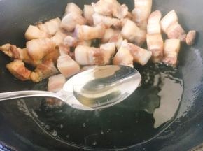 用小勺将煸炒出的多余的油盛出不要。