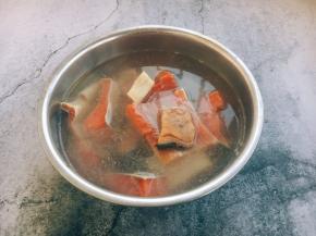 放在清水里泡泡，把咸味泡出，反复清洗几遍。