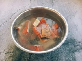 放在清水里泡泡，把咸味泡出，反复清洗几遍。