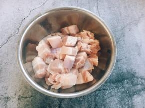 五花肉切块，用清水泡半个小时，洗干净沥干水分备用。