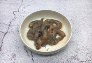 剥去虾头和虾壳，挑出虾线。