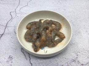 剥去虾头和虾壳，挑出虾线。