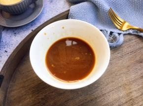 调制碗汁：生抽1小勺、料酒1勺、白胡椒粉少许、蚝油1小勺、盐少许、水1勺、淀粉1勺，调匀备用。