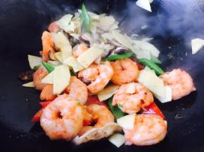 放入炒好的虾仁迅速翻炒。