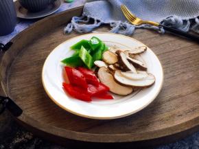 青红椒切片，香菇切片。