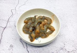 用厨房用纸吸吸水分，放少许料酒、一小捏盐、1小勺淀粉拌匀，腌制2分钟左右。