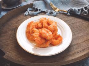 炒好的虾仁备用。