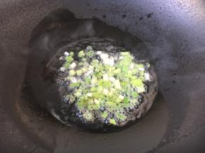 热锅凉油放入葱花。