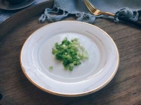 准备好葱花。