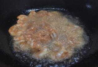 开大火置锅，锅里放适量的油，当油温4或者5成热时放入虾仁，当晃动锅时虾仁能在锅里滑动时翻炒几下，虾仁颜色变粉立即盛出备用。