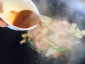 倒入准备好的碗汁。