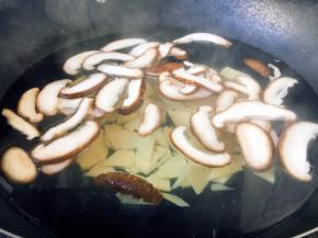 冬笋片和香菇片焯水，捞出备用。