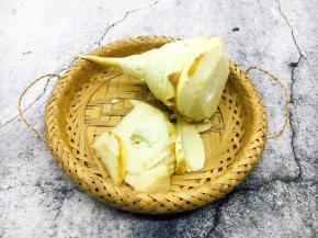 先将冬笋外壳剥去。