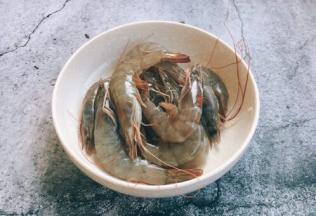 将鲜虾清洗干净。