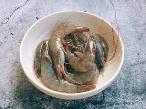将鲜虾清洗干净。