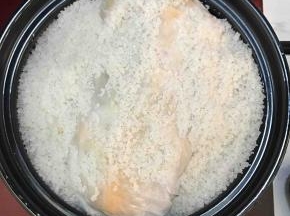 将剩余的海盐倒入，覆盖住鸡