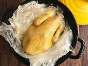 焗烤好后，取出三黄鸡，表面刷上一层香油，即可享用啦