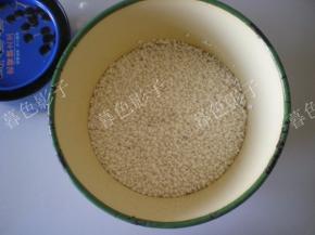 糯米淘洗干净，用水泡20分钟