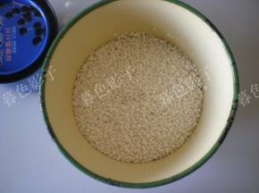 糯米淘洗干净，用水泡20分钟