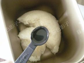 做好的糯米饭倒进面包机，加一勺植物油，开启面包机揉面程序15分钟，各家面包机不同时间有所不同