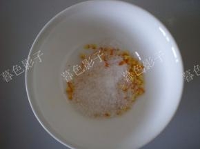 腌制好的橘子皮切碎，拌一勺糖