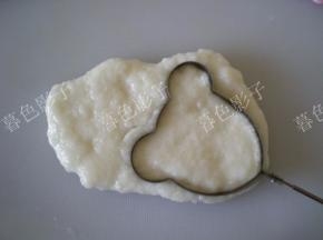 模具沾点油，扣出卡通图案