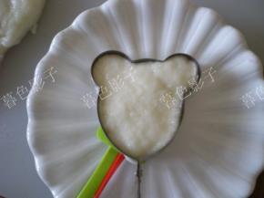 用硅胶刀移动到盘子里