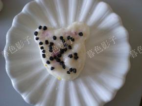 在做一块米糕覆盖在上边，撒上黑枸杞