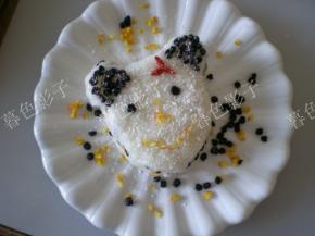 在次盖上一块米糕，装饰下即可