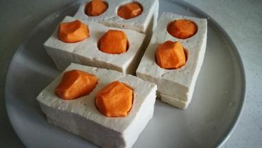 豆腐切块儿 挖出圆孔倒入海鲜丸