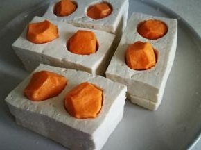 豆腐切块儿 挖出圆孔倒入海鲜丸