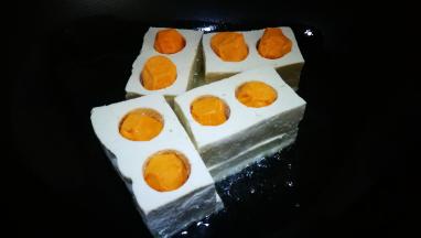 入锅中煎制表面焦黄