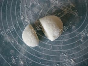 取一团面大约比例是3，7吧。3小面团的是狗头，7大面团是狗身体。