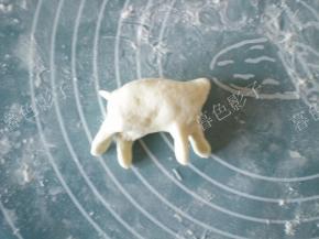 大面团捏出狗狗的身子形状，尾巴一定要小哦